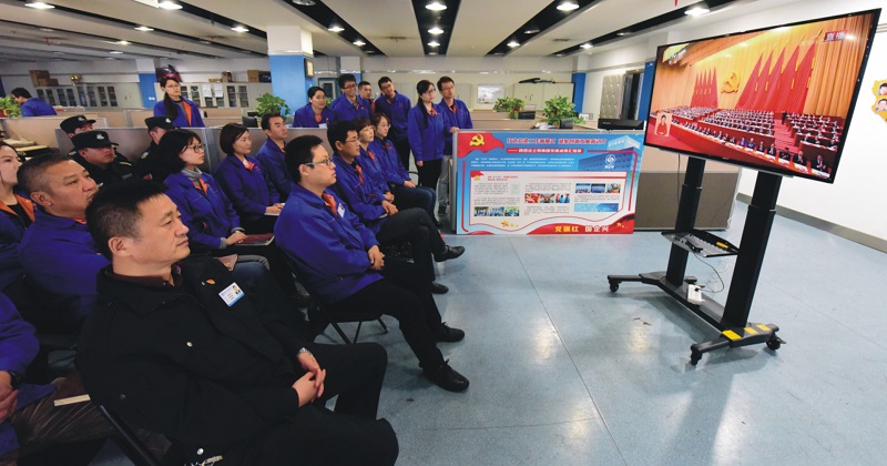 4.黨的十九大在北京人民大會堂隆重開幕，集團(tuán)公司廣大黨員員工準(zhǔn)時走進(jìn)黨員活動室、車間會議室和辦公室觀看開幕會盛況。.jp